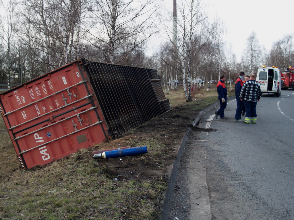 LKW verliert Container Koeln Niehler Ei P086.JPG